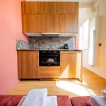 Cute Red Studio - Reaumur Sebastopol